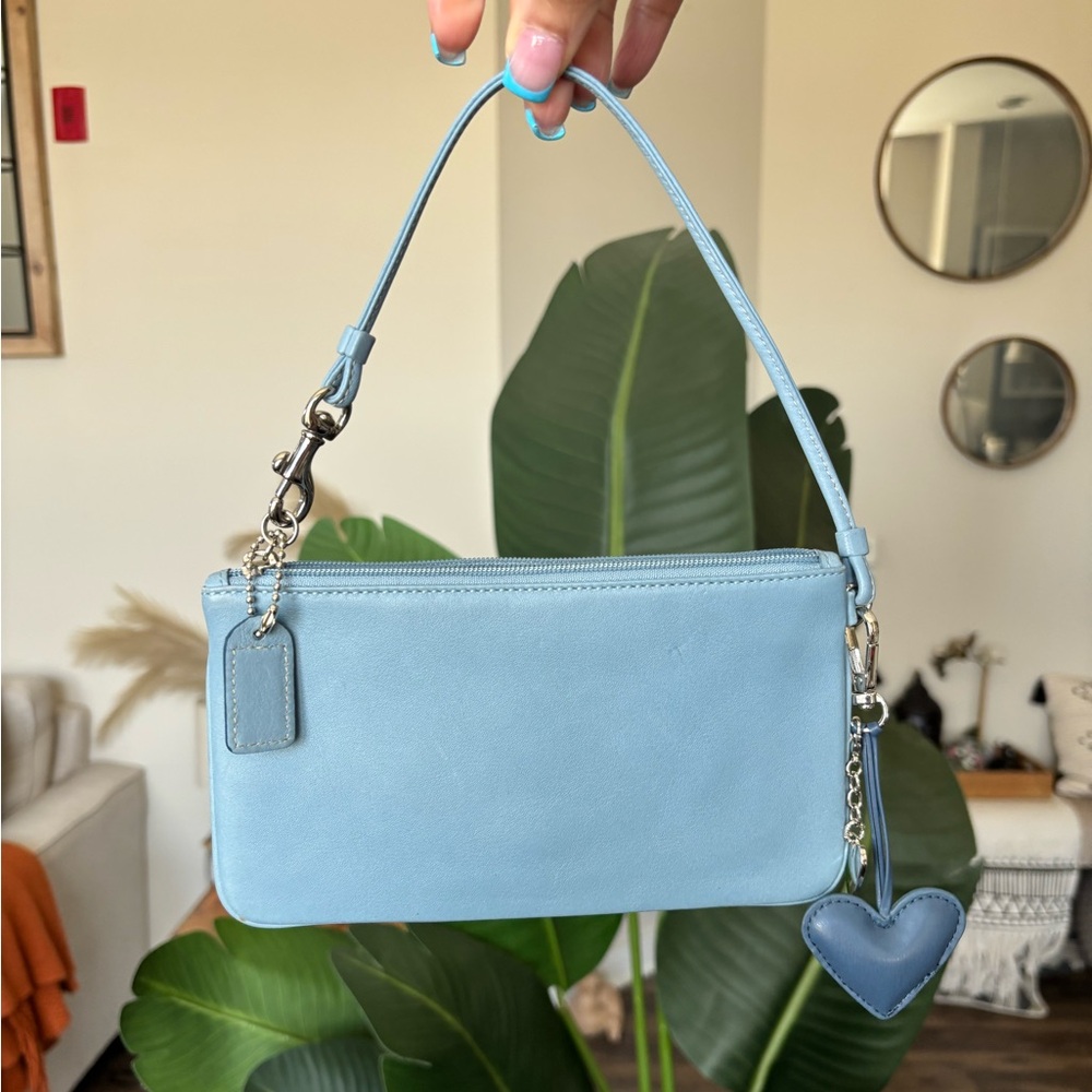 ❌❌SOLD❌❌🩵VTG COACH Hamptons Leather Lrg Skinny Wristlet🩵 - Picture 12 of 15